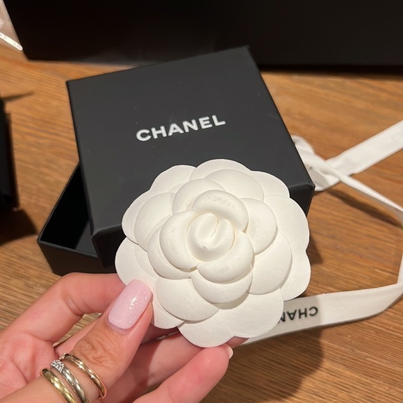 NWT 22A gorgeous hard to get Chanel gold brooch, brand new in box! - Picture 4 of 4